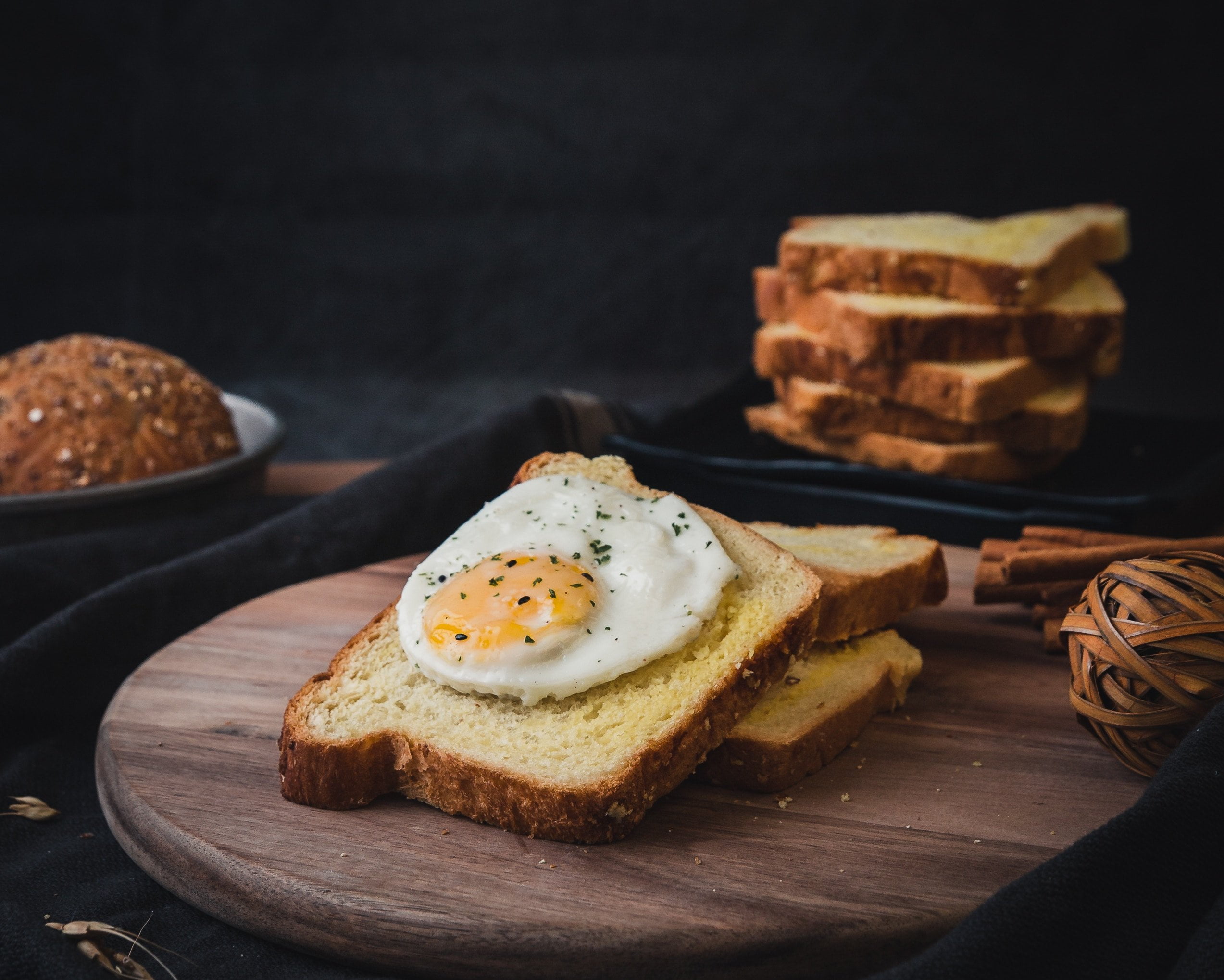 https://buro247.rs/wp-content/uploads/2019/05/foodiesfeed.com_white-toast-with-fried-eggs.jpg
