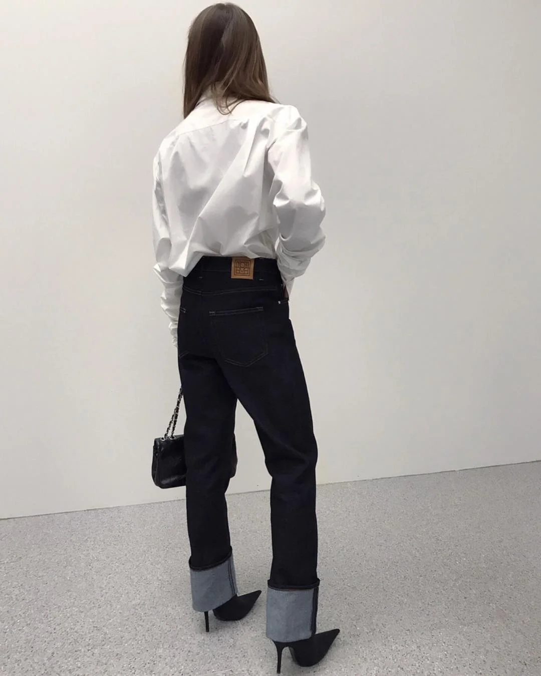 Kako da nosite farmerke? Sa visoko podvrnutim nogavicama 12 https://buro247.rs/wp-content/uploads/2020/10/1602837748014568.jpg