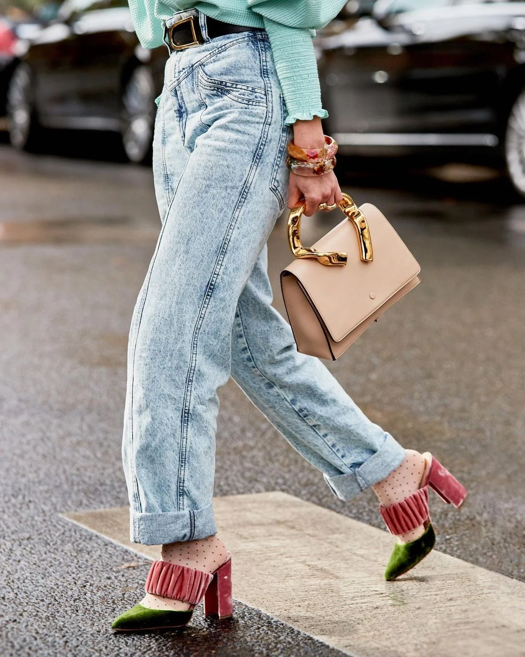 Kako da nosite farmerke? Sa visoko podvrnutim nogavicama 15 https://buro247.rs/wp-content/uploads/2020/10/1602837748582152.jpg