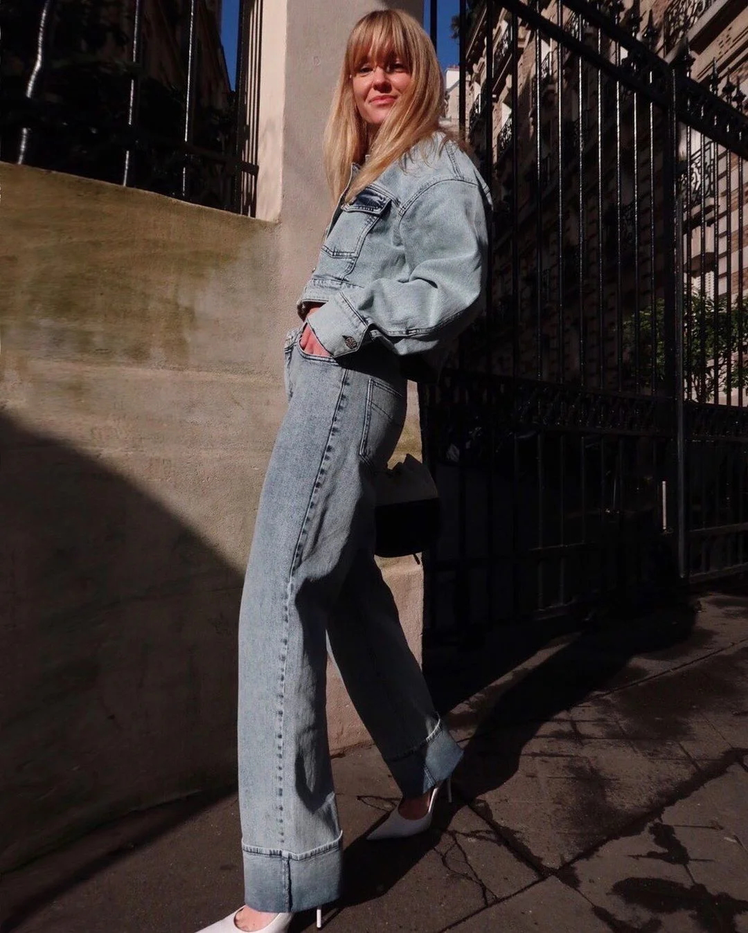 Kako da nosite farmerke? Sa visoko podvrnutim nogavicama 10 https://buro247.rs/wp-content/uploads/2020/10/1602837748762966.jpg