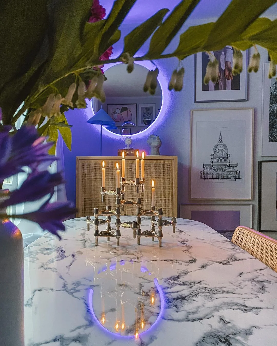 Šta kažete na plafon u boji? Ovaj enterijer će vas inspirisati na taj korak 14 https://buro247.rs/wp-content/uploads/2022/01/1642431151883927.jpg