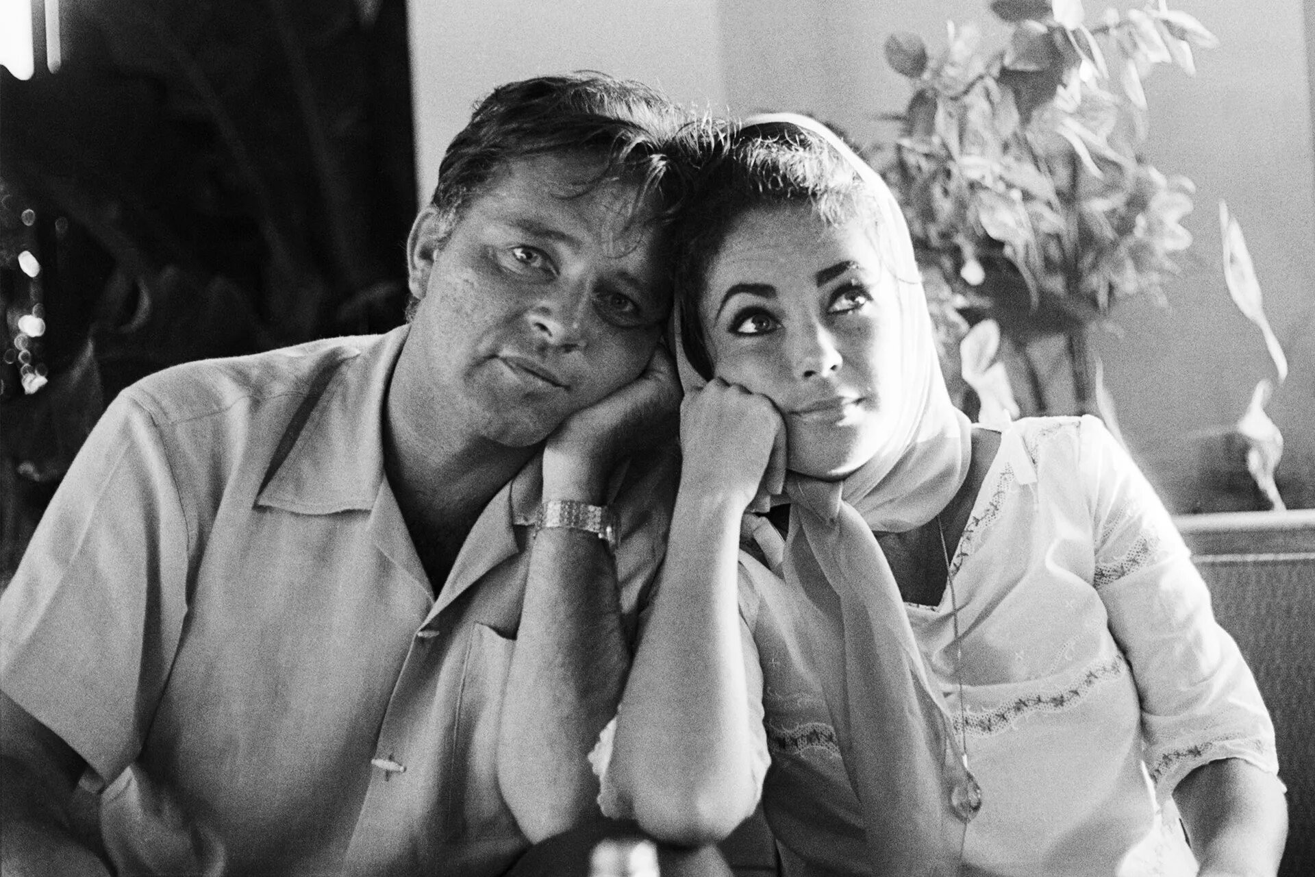 https://buro247.rs/wp-content/uploads/2023/08/Elizabeth-Taylor-and-Richard-Burton-Love.jpg