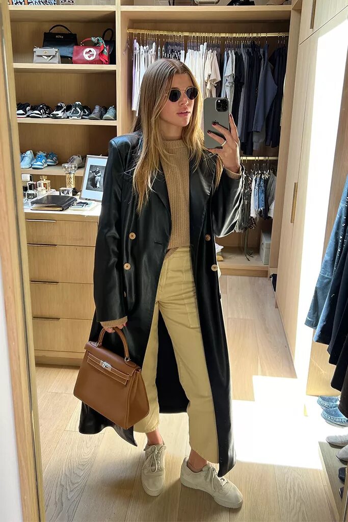 https://buro247.rs/wp-content/uploads/2023/08/leather-trench-8ebf90b40bb74904a4ae4aca21f2a32c.jpg