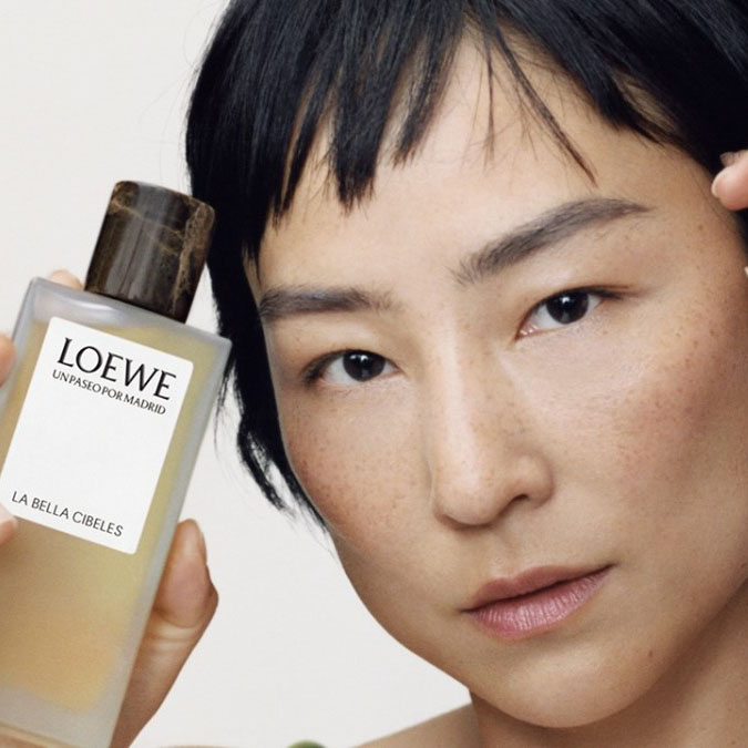 Greta Lee je zvezda nove kampanje za parfeme Loewe