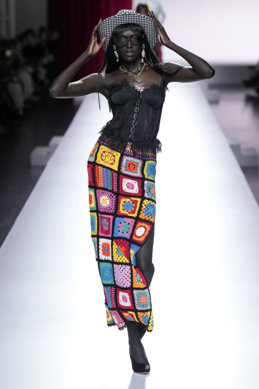 https hypebeast.com image 2023 09 moschino ss24 spring summer 2024 collection milan fashion week runway 12