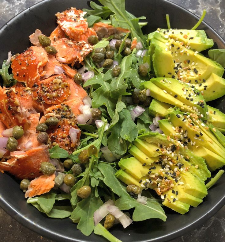 ARUGULA SALAD WITH PEPPERY SMOKED SALMON AVOCADO