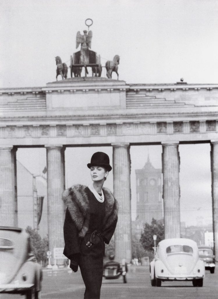 9 F.C. Gundlach Lissy Schaper in einem Ensemble von Schwichtenberg Berlin 1961 © Stiftung F.C. Gundlach Hamburg Courtesy Collection de Gambs