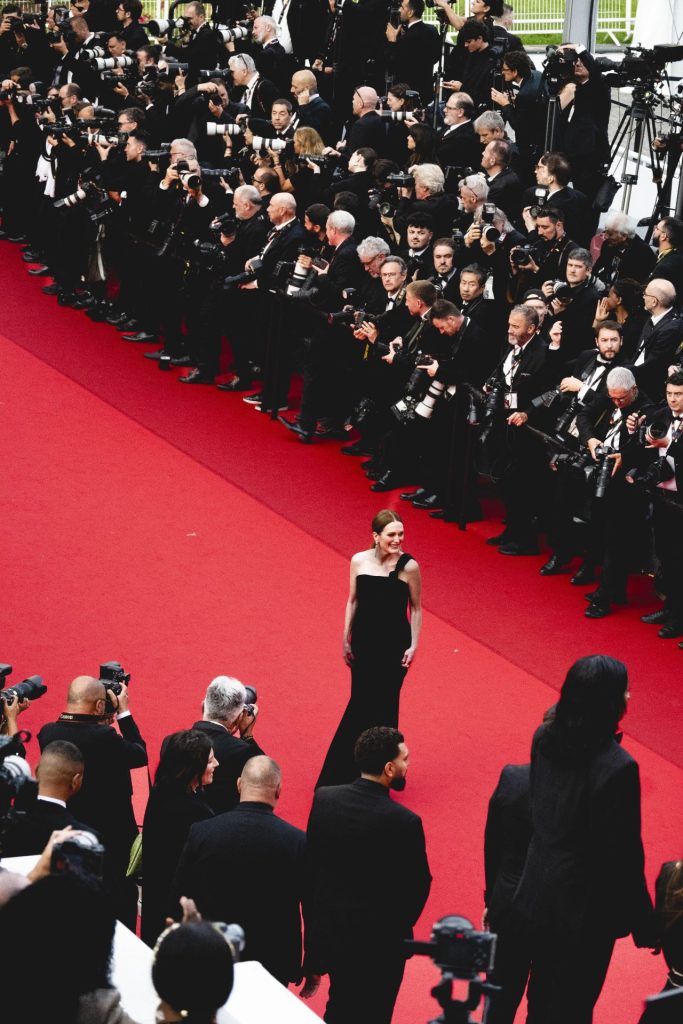 BURO JULIANNE MOORE