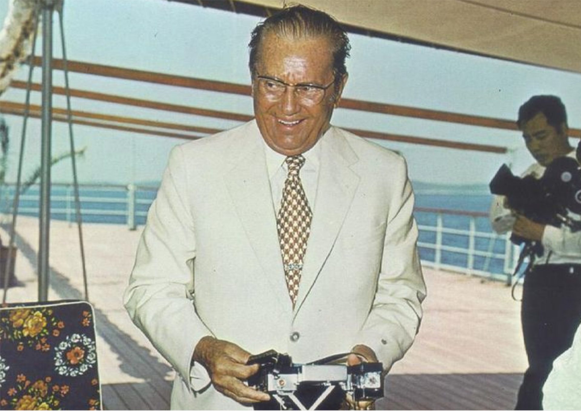 Zašto je danas važnije izgledati moćno nego biti moćan 1 MixCollage 15 May 2025 03 30 PM 1974
