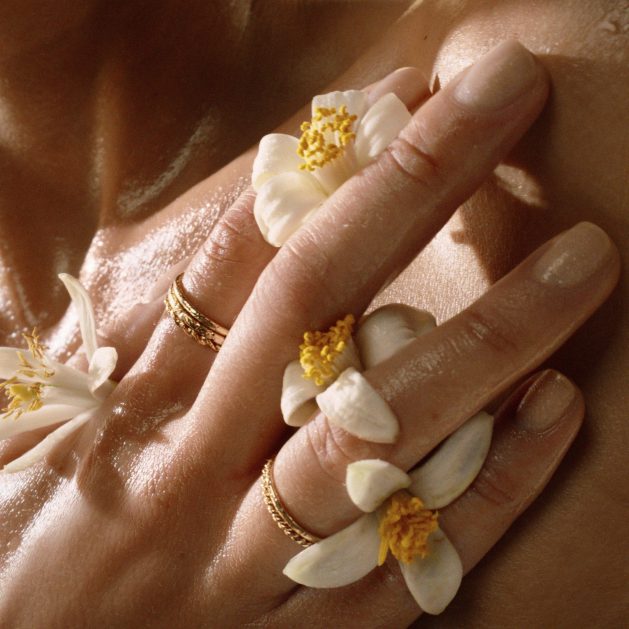 ysl dmi fraw libre leau nue 25 alt view digital still life hd screenshot orange blossoms in hands square 3000x3000px 3614274293845 rgb