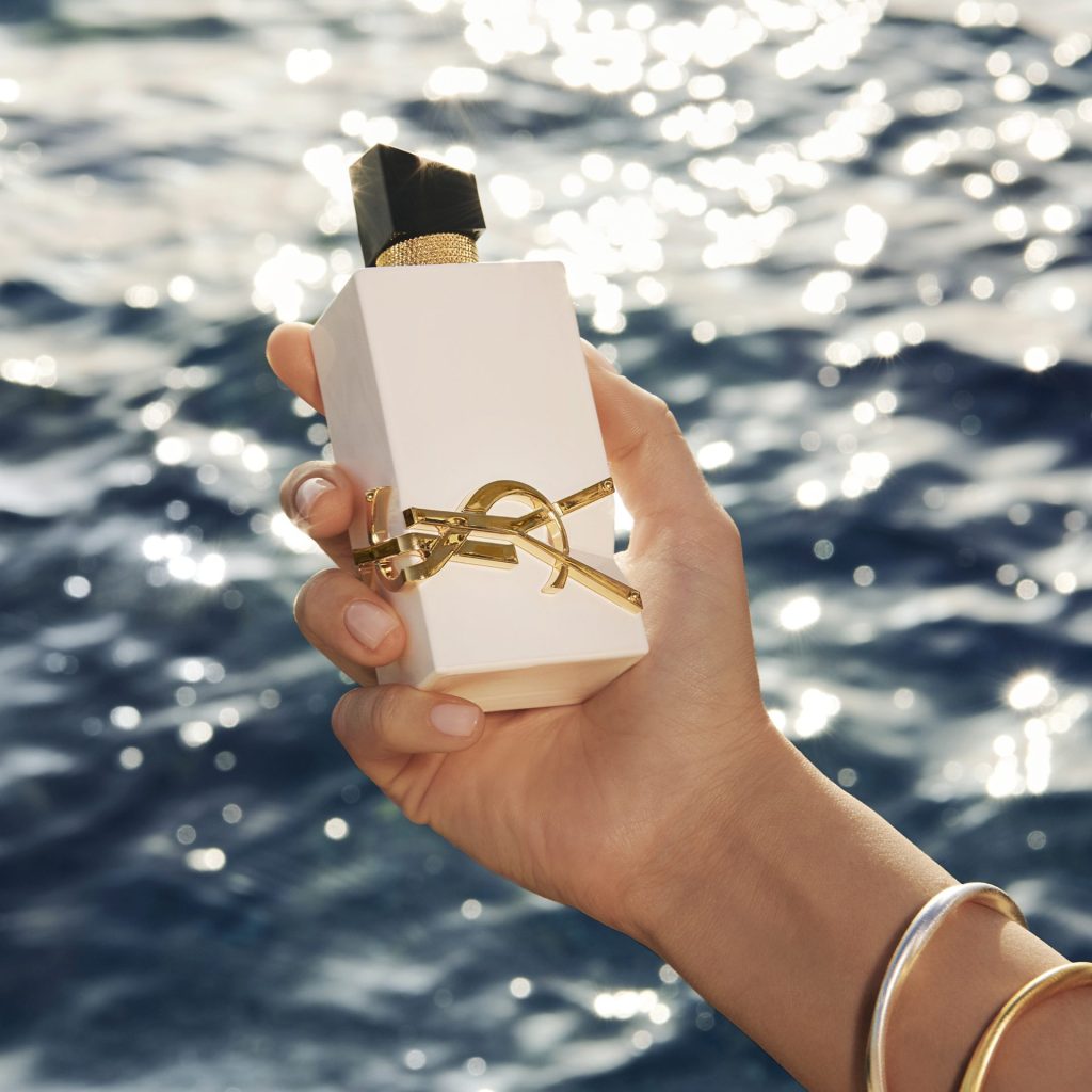 Lakoća vode, dodir svile, sjaj kože - u mirisu po kom ćemo pamtiti leto 10 ysl dmi fraw libre leau nue 25 behind the scene 90ml in hand square 3000x3000px 3614274241006 rgb
