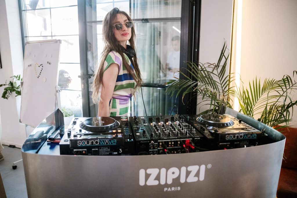 LETO JE STIGLO RANIJE – IZIPIZI NAPRAVIO SUNČANI RESET U SRCU BEOGRADA 7 IZIPIZI FOTOGRAFIJA 9