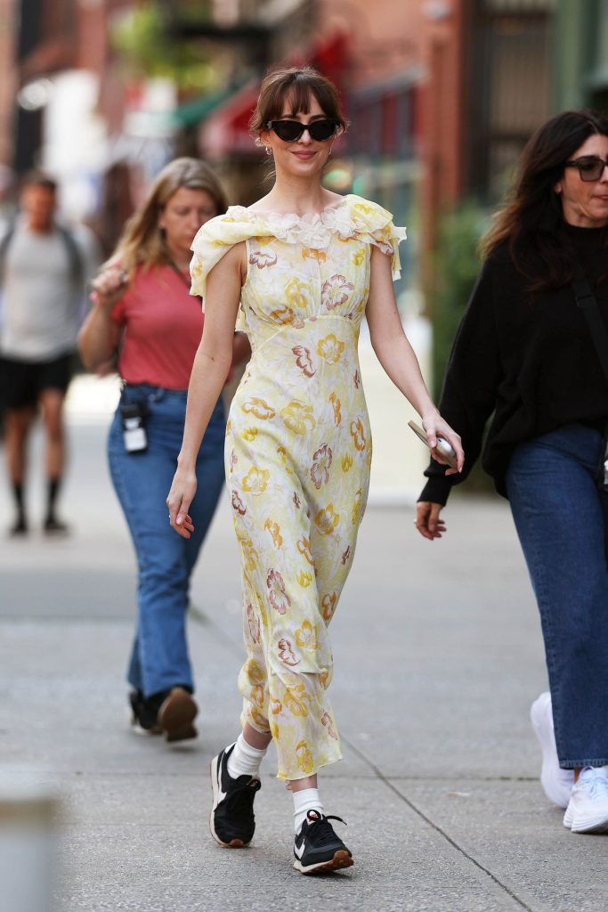 Dakota Johnson nosi jedine 3 haljine koje su vam potrebne za leto 12 profimedia 0878007416 1