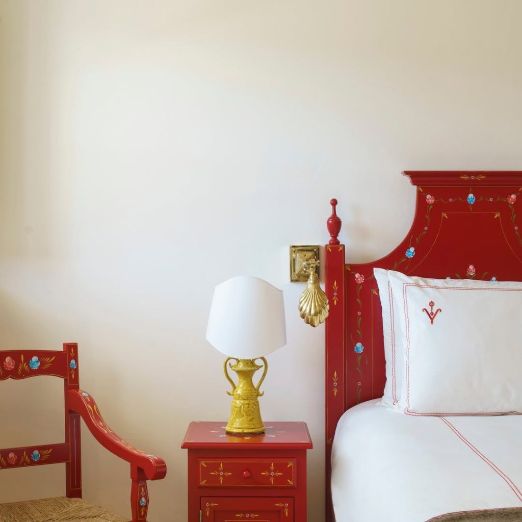 Vermelho Melides: Kako je Christian Louboutin od hotela napravio umetničko delo 11 A room not just to sleep but to dream and create. Reserveyour stay at vermelhomelides.com .Um qu