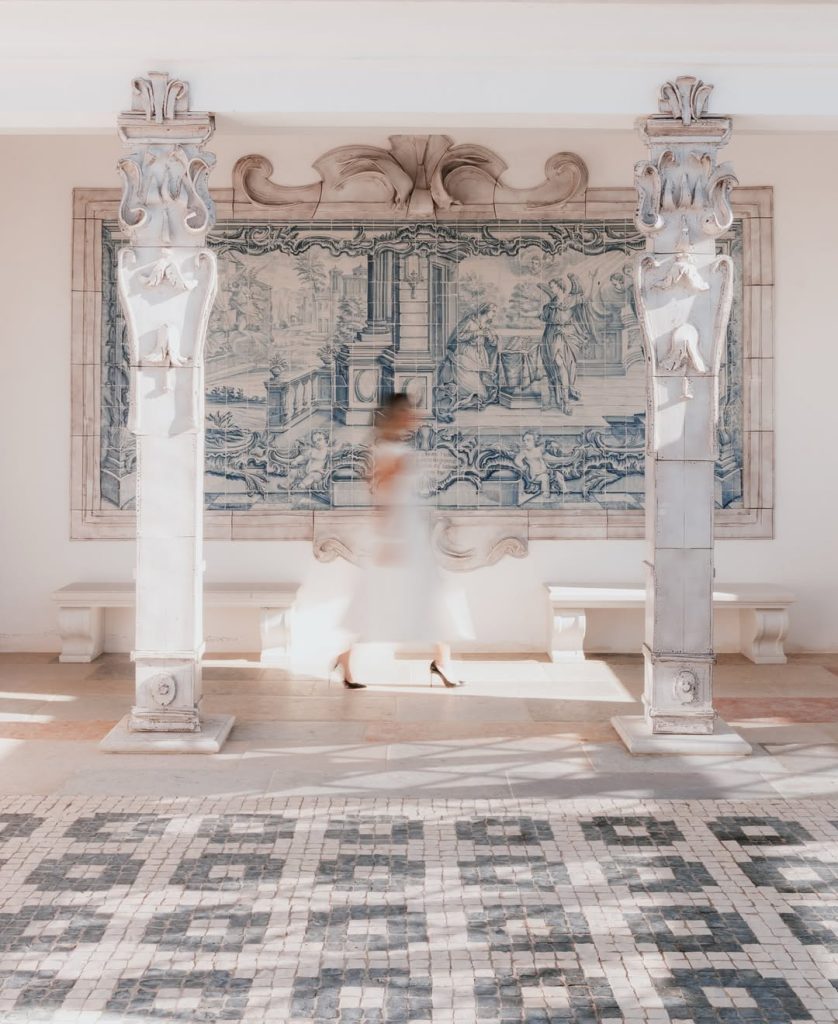 Vermelho Melides: Kako je Christian Louboutin od hotela napravio umetničko delo 16 Vermelho doesnt imitate the past it reimagines it.Hand painted tiles sculpted columns and lig