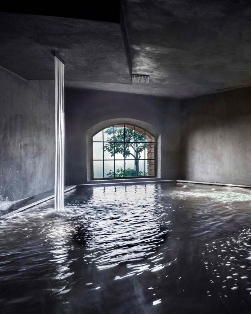A retreat carved into nature built for pause. Un rifugio scolpito nella natura creato per rall