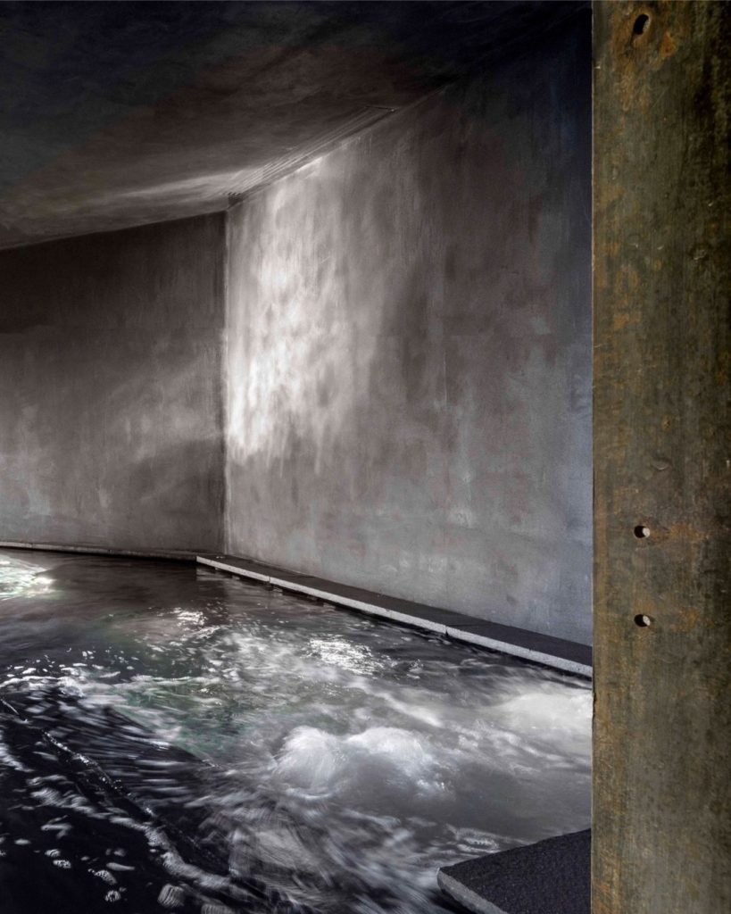A retreat carved into nature built for pause. Un rifugio scolpito nella natura creato per rall1