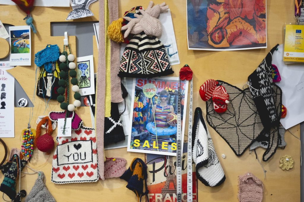 BURO WOOLIN ROUGE 2