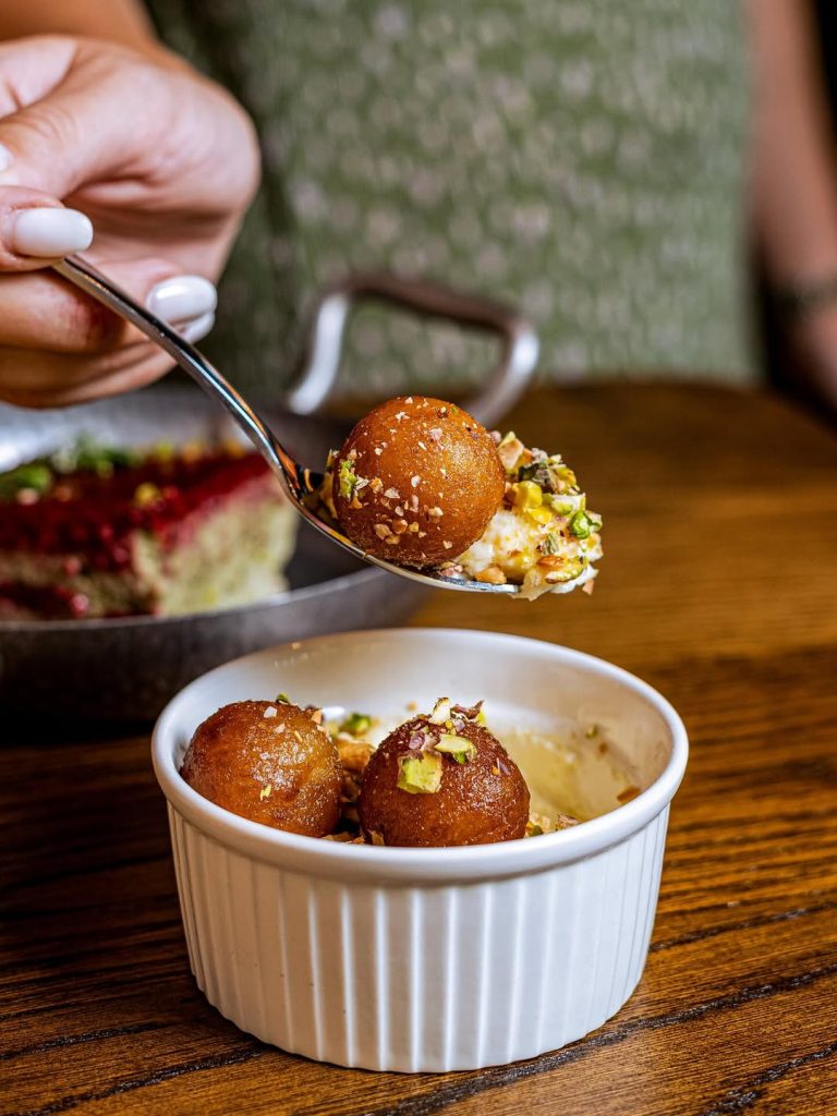 Gulab Jamun indijski klasik ulicne hrane slatke kuglice od mlecnog testa uvaljane u topli si