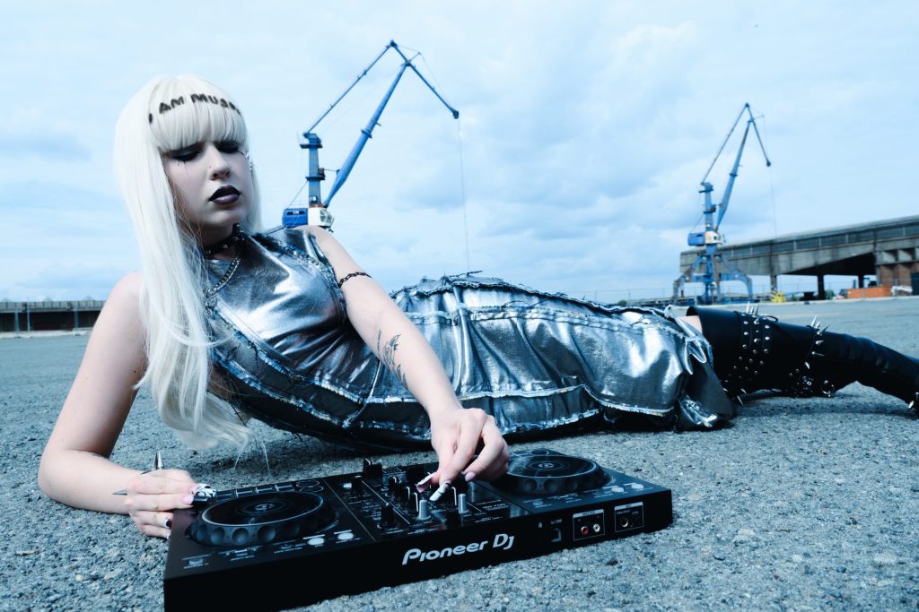 Ko je DJ Sara? Princeza beogradske klupske scene koja donosi slobodu kroz žanrove 2 DJ Sara