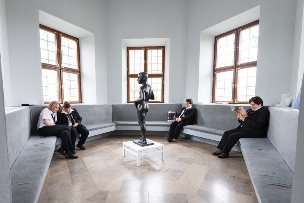 Maja Bekan Social Room constructed situation and space with museum guards 2017 foto Bartosz Gorka ljubaznoscu umetnice
