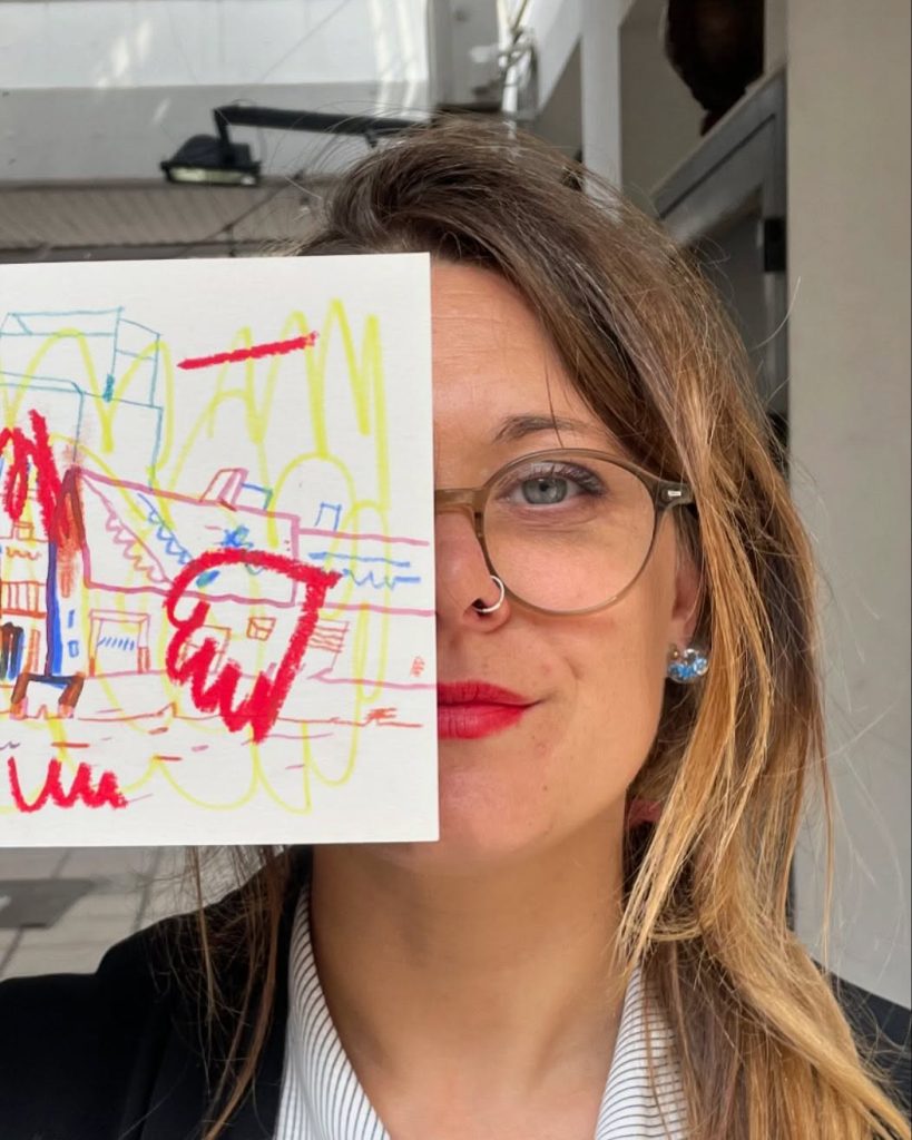 Urban tour: Tri kreativne stanice u centru grada 14 Spremila se i otisla u galeriju da radi.@t.brankovic ostavila trag na papiru i najavila nove rad