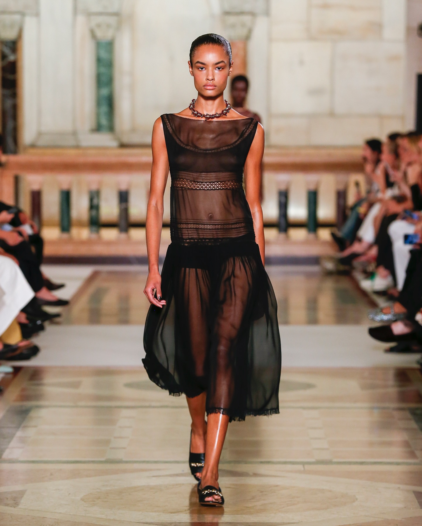 Midi-suknje u fokusu: 5 ideja za stilizaciju sa Tory Burch revije 8 image 1387710