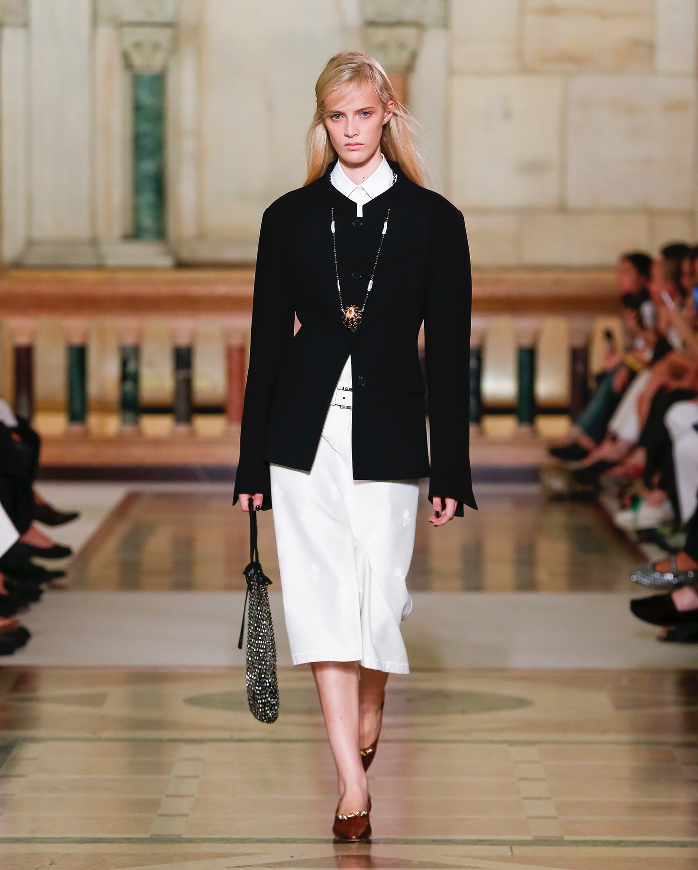 Midi-suknje u fokusu: 5 ideja za stilizaciju sa Tory Burch revije 9 image 2641796