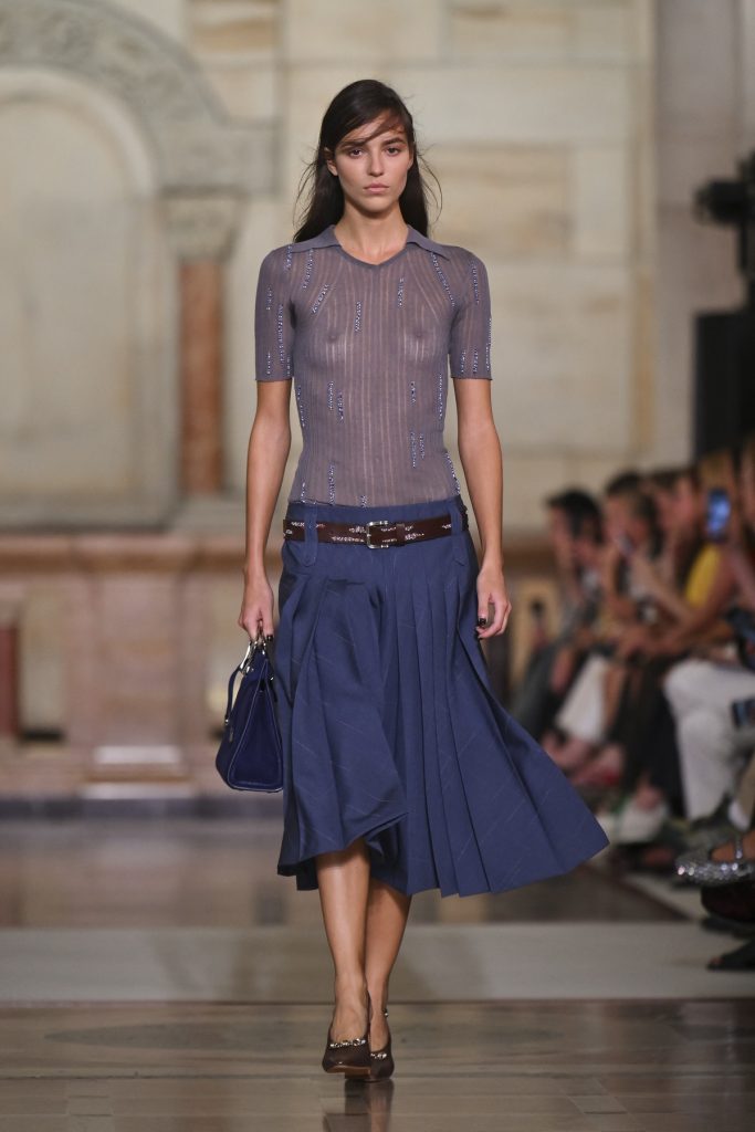 Midi-suknje u fokusu: 5 ideja za stilizaciju sa Tory Burch revije 16 profimedia 1037665902