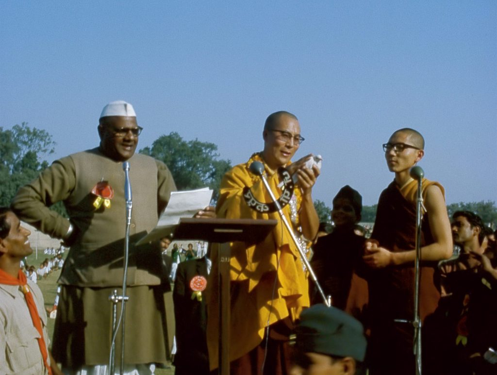 22 WISDOM OF HAPPINESS Nobel Peace Price laureat the Dalai Lama with a peace dove Copyright Das Kollektiv GmbH