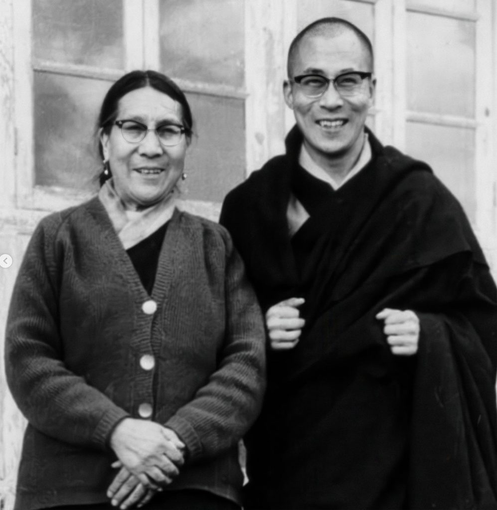 25 WISDOM OF HAPPINESS For the DALAI LAMA his mother was his teacher of compassion Copyright Das Kollektiv GmbH