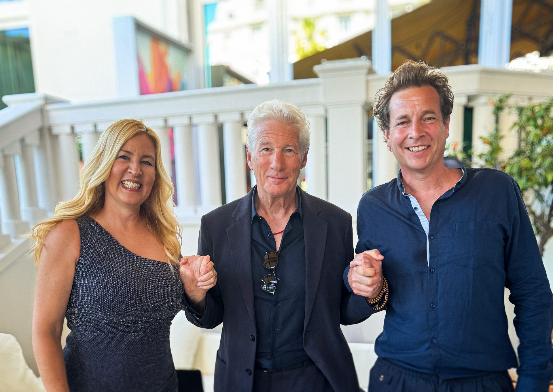 27 WISDOM OF HAPPINESS Executive Producer Richard Gere with directors Barbara Miller and Philip Delaquis Copyright Das Kollektiv GmbH 1
