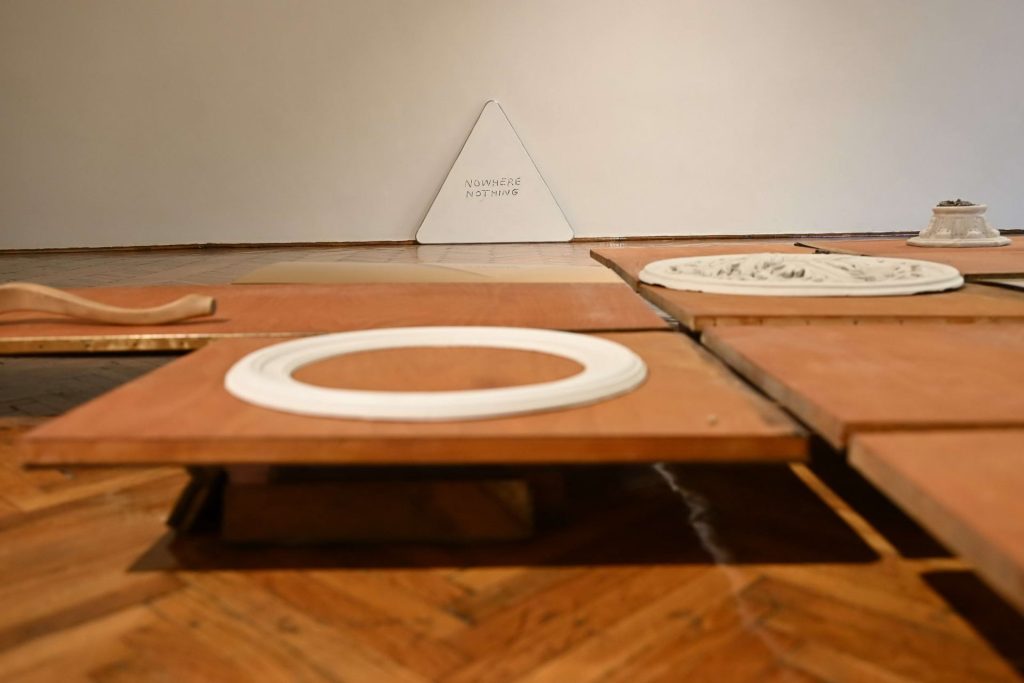 Devet soba, devet svetova: Putovanje kroz heterotopije Lane Vasiljević 13 EDY 2600