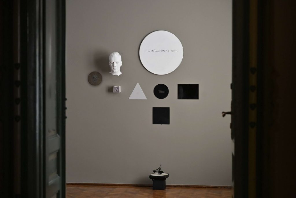 Devet soba, devet svetova: Putovanje kroz heterotopije Lane Vasiljević 44 EDY 2610