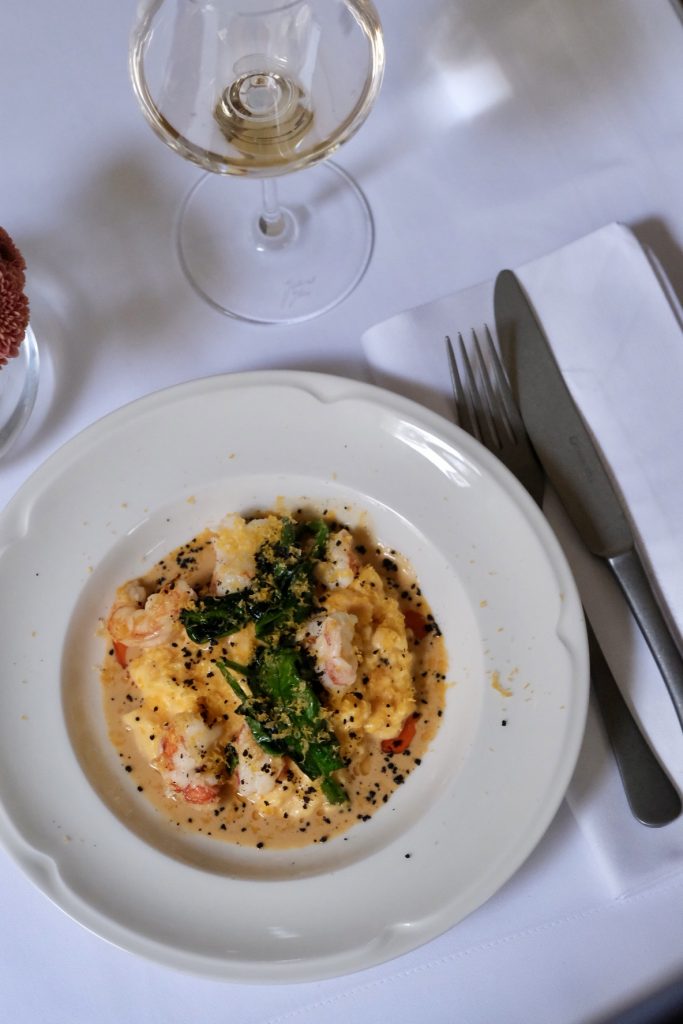 Scramble with grilled shrimps spinach and bisque