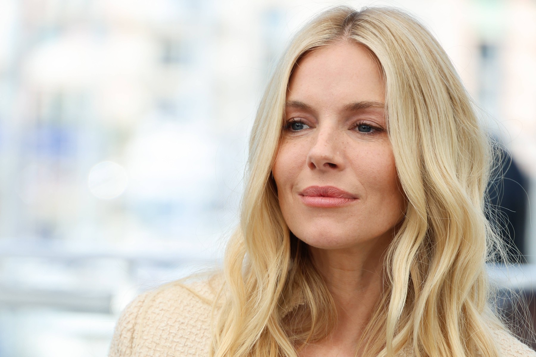 Sienna Miller nosi jaknu koja je najodvažniji zimski trend 1 trend