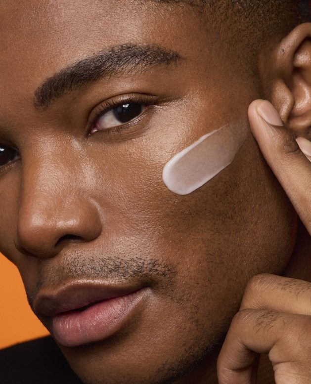 MEN EXPERT HYDRA ENERGETIC KREMA ZA NEGU LICA 9 20250410 digital hydraenergetic moisturizer vitaminc still application dmi image na no cta