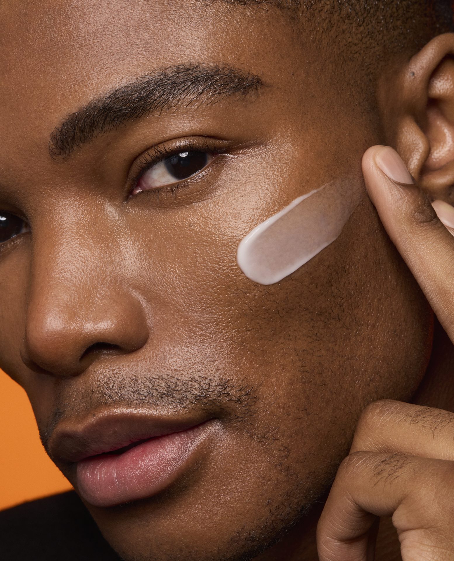 MEN EXPERT HYDRA ENERGETIC KREMA ZA NEGU LICA 7 20250410 digital hydraenergetic moisturizer vitaminc still application dmi image na no cta