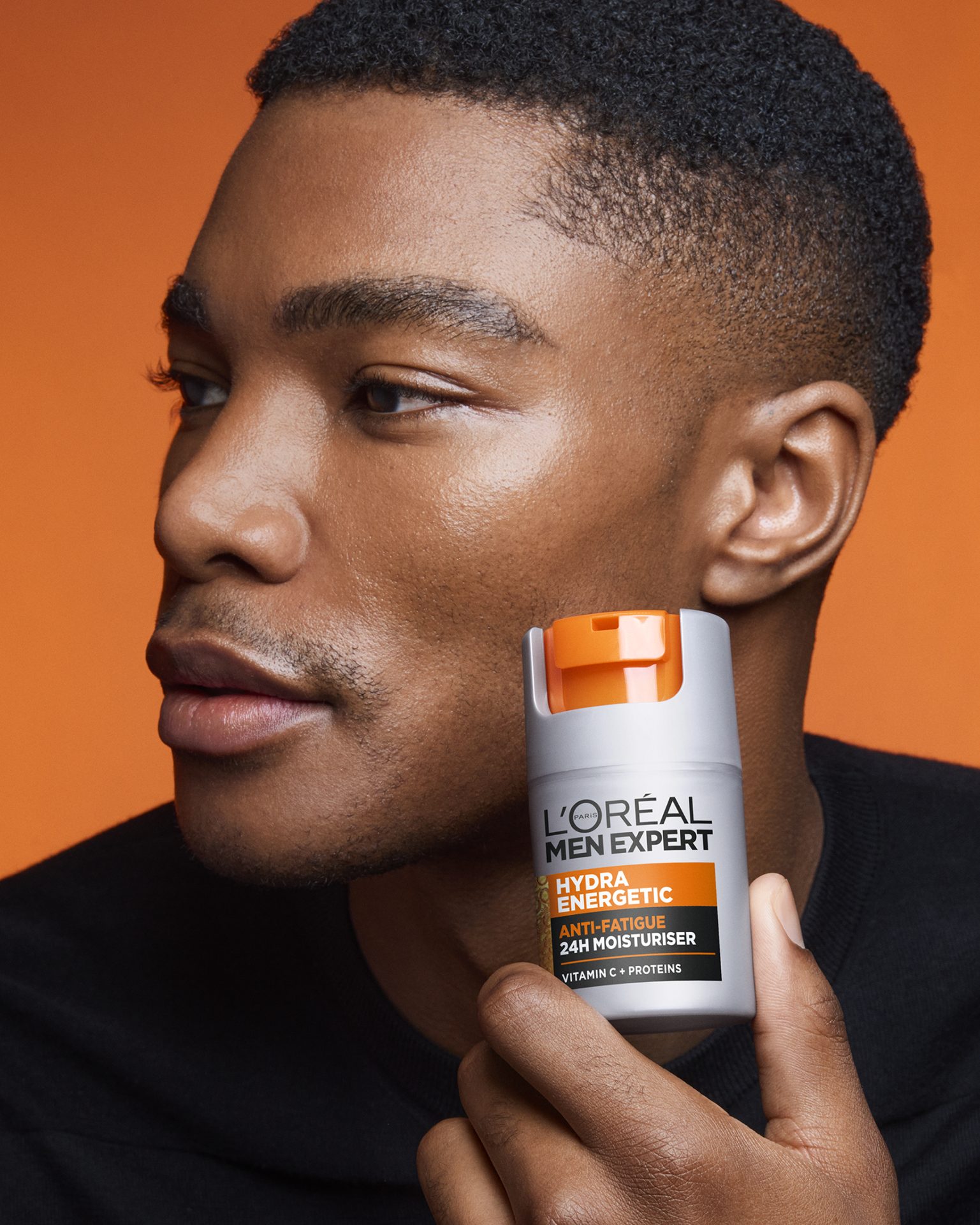 MEN EXPERT HYDRA ENERGETIC KREMA ZA NEGU LICA 6 20250502 digital hydraenergetic moisturiser vitaminc still packinhand dmi image na no cta