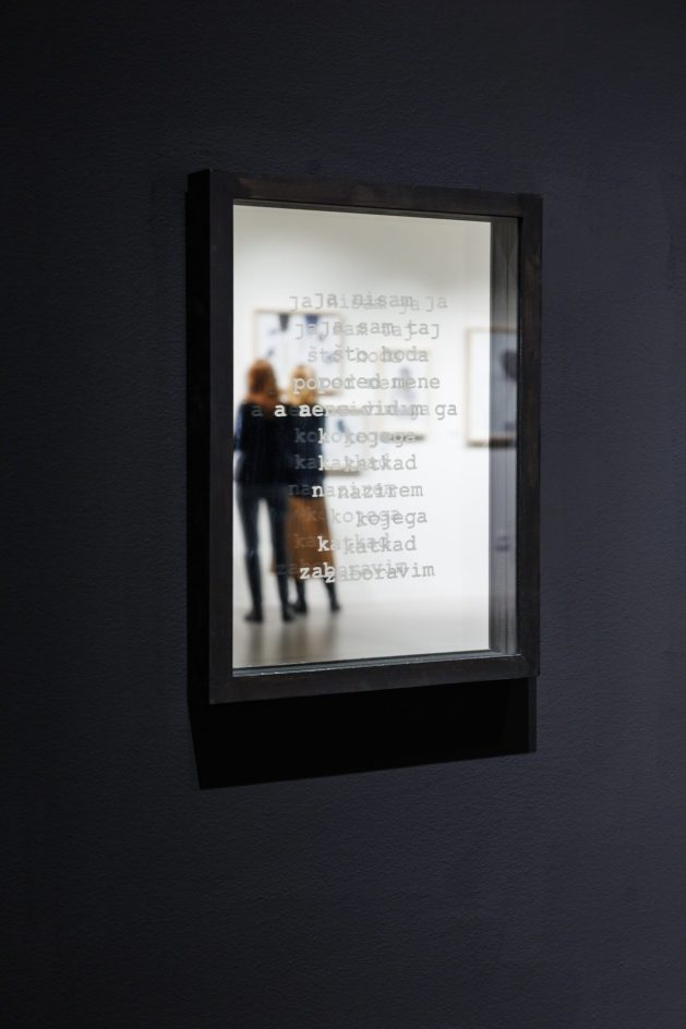 4. irena kuzmanovic bez naziva ogledalo i slova na staklu 40x30cm 2025