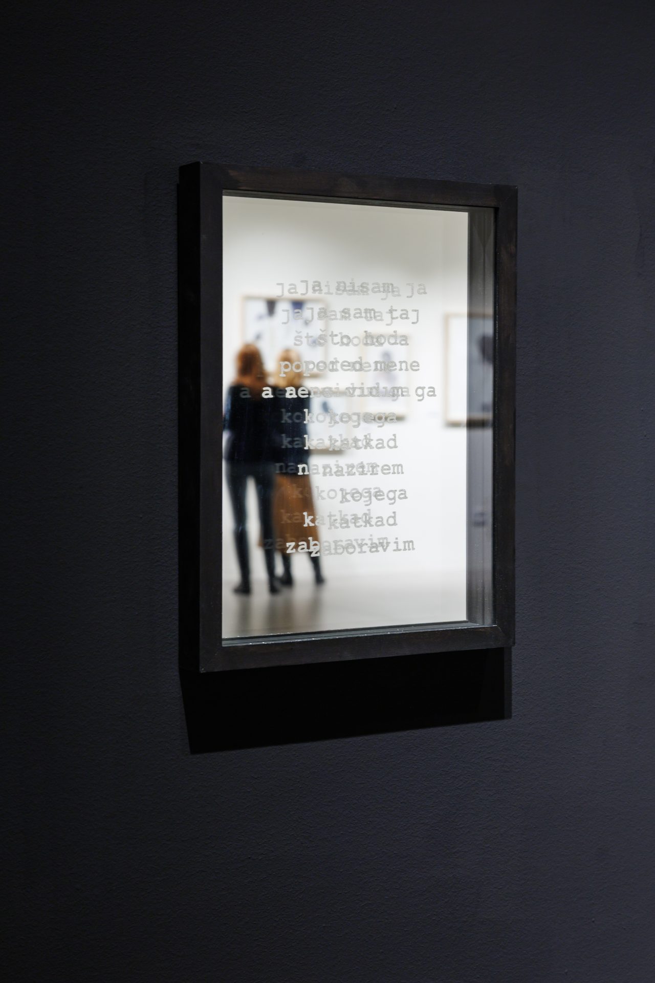 4. irena kuzmanovic bez naziva ogledalo i slova na staklu 40x30cm 2025