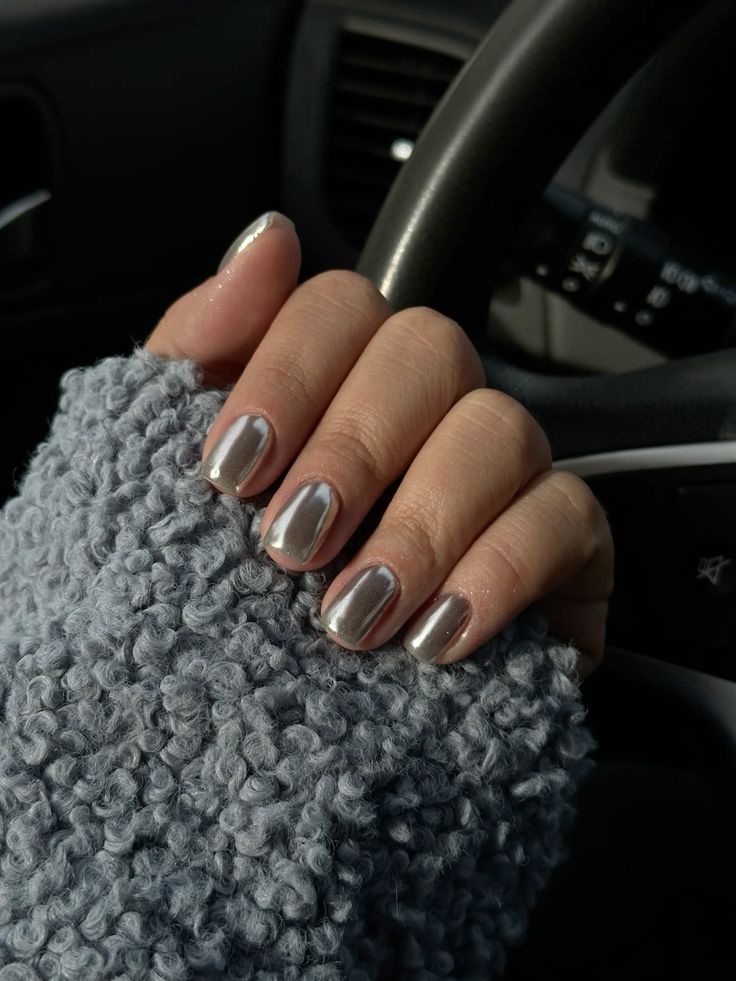 Srebrni i metalik manikir: Zimski klasik koji osvaja svaki look 10 58811a54d27c2599c2483231f4c90ea6