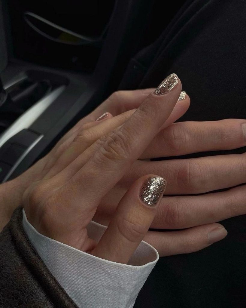 Srebrni i metalik manikir: Zimski klasik koji osvaja svaki look 11 88704c922bfc03648daeba68547500cc