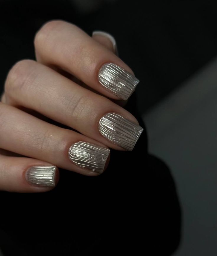 Srebrni i metalik manikir: Zimski klasik koji osvaja svaki look 12 981a468f5165d7b47d1726deadbef935