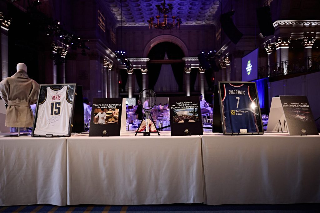 Muzika, inspiracija i filantropija: Kako je protekla peta SPA gala u Njujorku 9 SPG2025 Auction Items on Display at the Gala Aukcijski predmeti istaknuti na Gala veceri PHOTO BY GABRIELE DI MARTINO