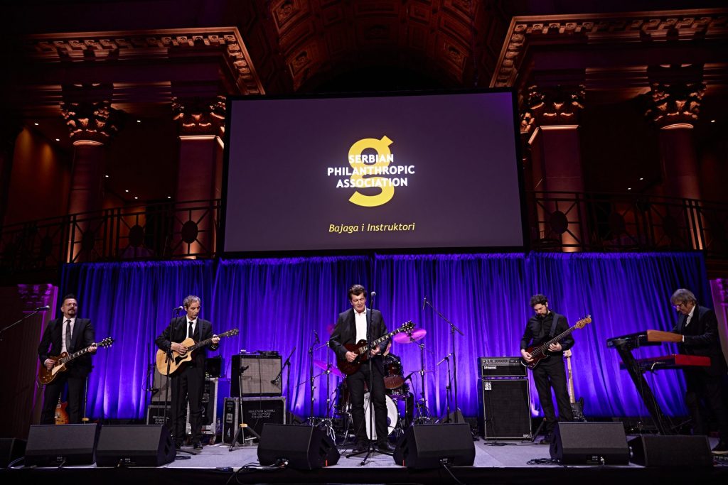 Muzika, inspiracija i filantropija: Kako je protekla peta SPA gala u Njujorku 10 SPG2025 Special Guest Performers Bajaga Instruktori Specialni Gost Bajaga i Instruktori Photo by Gabriele Di Martino 5