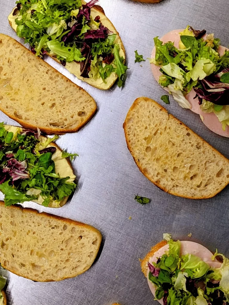 Sendvici od fokace da kiselom testom za vas lokal 1. sa pecenicom suvim paradajzom krem sirom