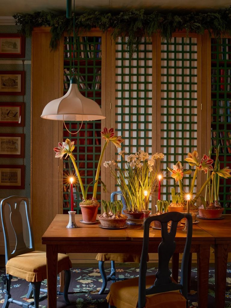 Neo Deco najavljuje kraj skromnosti u dizajnu enterijera 10 The wreaths are on the doors the garlands are hung the bulbs are opening up and the tree has b