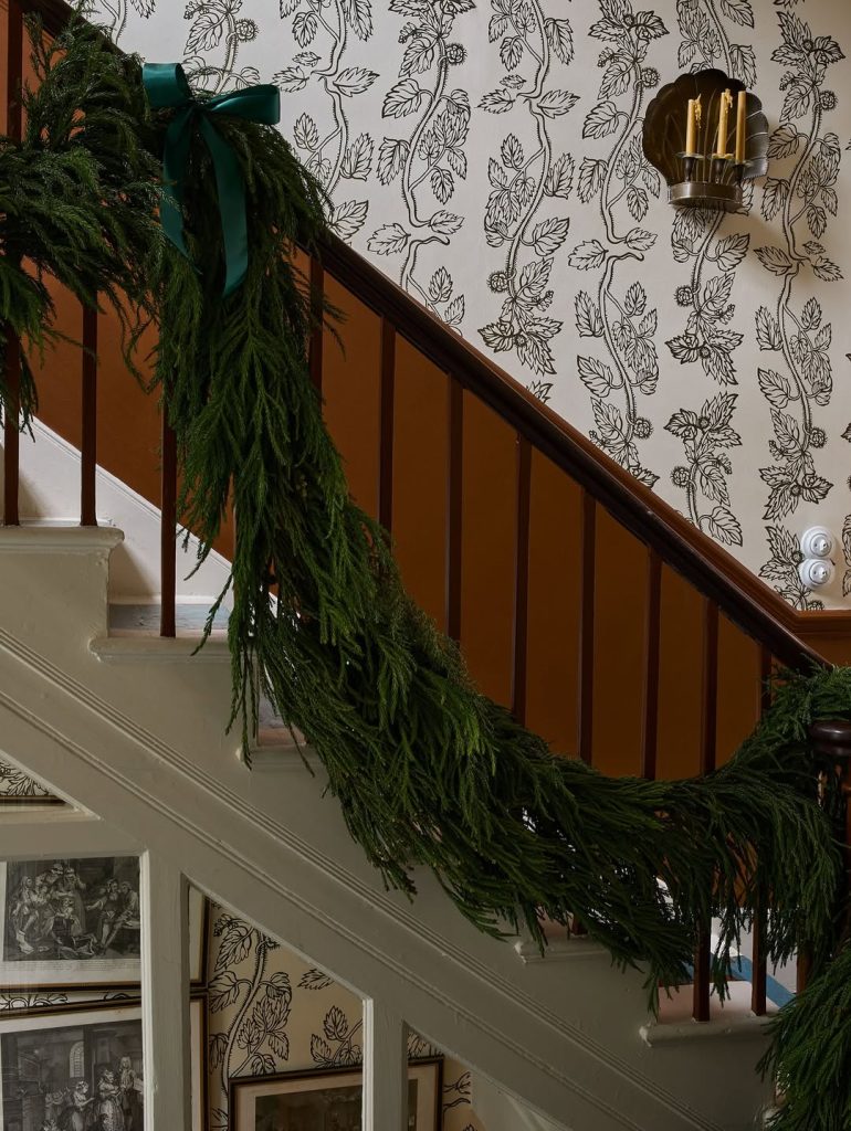 Neo Deco najavljuje kraj skromnosti u dizajnu enterijera 9 The wreaths are on the doors the garlands are hung the bulbs are opening up and the tree has b2