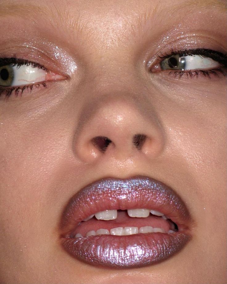 Frosty usne su se vratile: Y2K trend dominira 7 usne